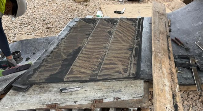 Extrémité de bande préparée sur des planches, plis découpés en escalier